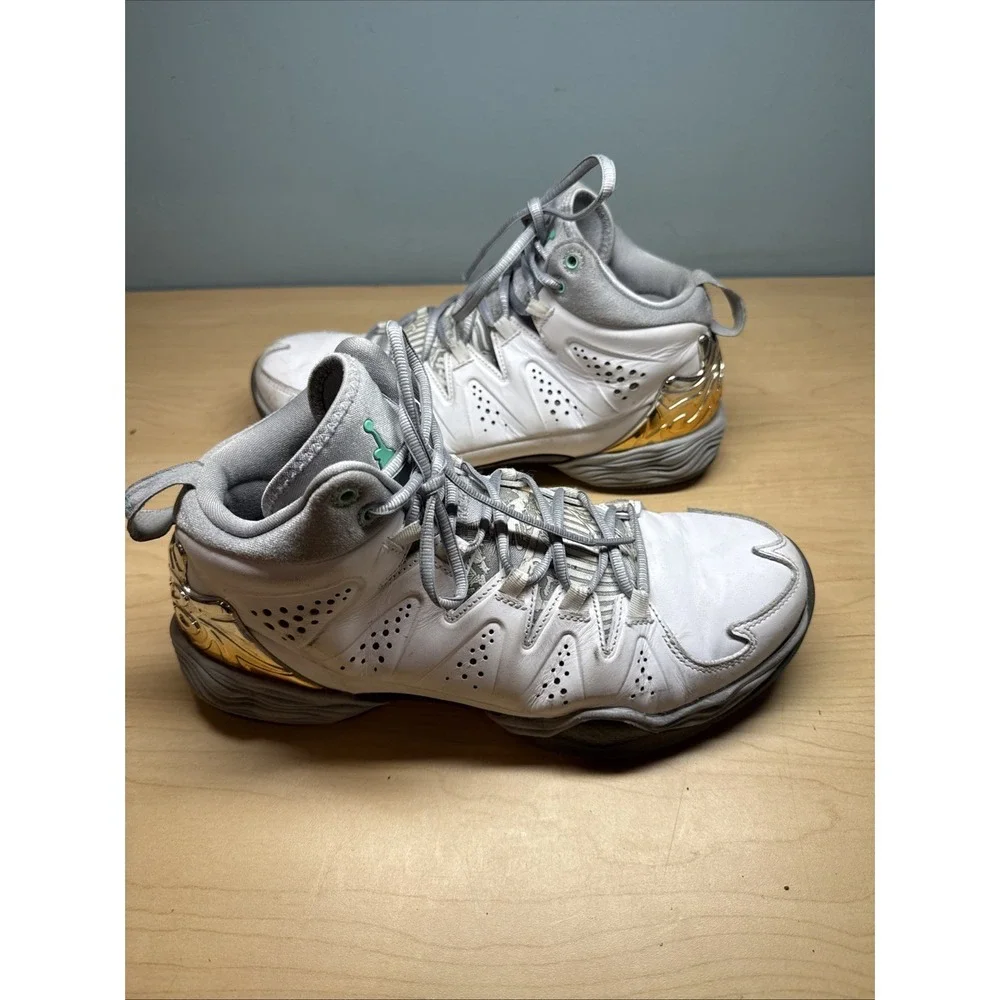 Air Jordan Melo M10 White Wolf Grey Green Glow Size 9 Sneakers 629876-105